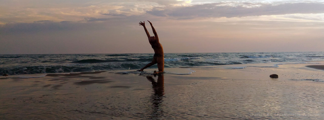 porte-de-l-eau-chaman-dansant-devant-la-mer